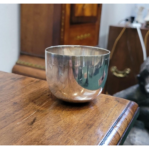 97 - AN IRISH SOLID SILVER CUP BY THE ROYAL IRISH SILVER COMPANY, Marker’s mark of IRLS, Dublin, date let... 