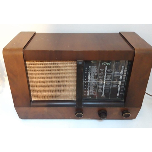 99 - A VINTAGE ‘PILOT’ BRITISH MARINER WIRELESS RADIO, valve radio c.1950, in wooden case with original c... 