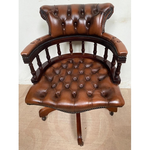 10 - A GOOD QUALITY LEATHER BUTTON BACKED & SEATED CAPTAINS CHAIR / DESK CHAIR, the padded curved arm res... 