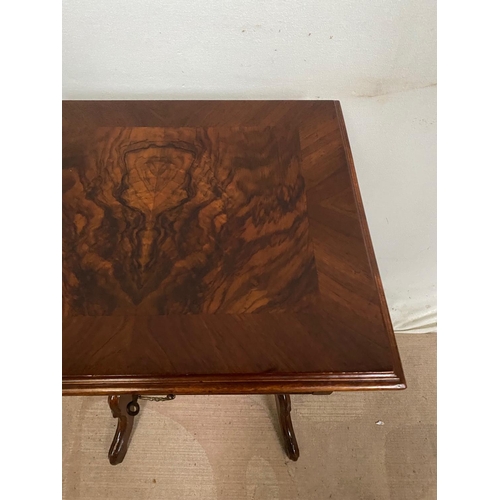 11 - A GOOD QUALITY WALNUT CROSSBANDED WORK TABLE / SIDE TABLE / LAMP TABLE, the hinged top opens to reve... 