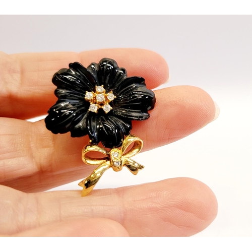 3 - A VERY BEAUTIFUL 18CT YELLOW GOLD & DIAMOND FLORAL BROOCH / PENDANT, with stunning black petals that... 