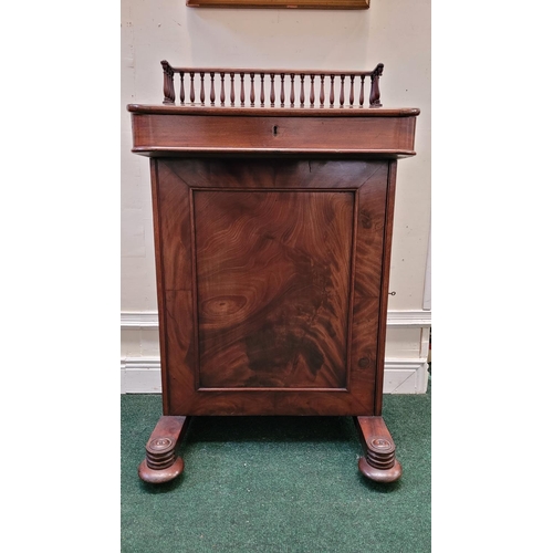 33 - A VERY GOOD QUALITY 19TH CENTURY MAHOGANY TALL DAVENPORT DESK / DRAFTSMAN’S DESK, to the top is a ra... 