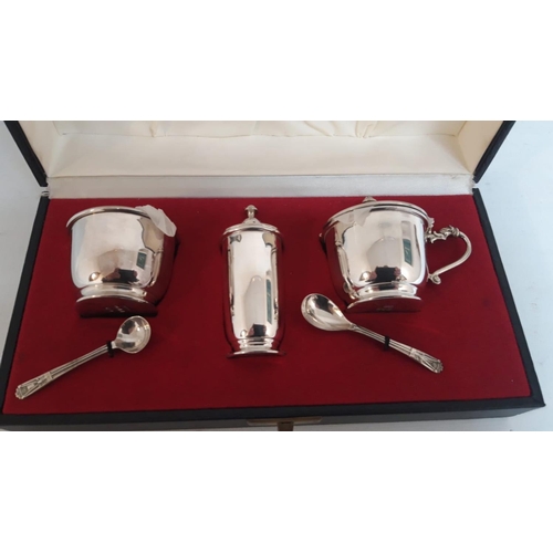 44 - A SUPERB CASED IRISH SILVER TABLE CONDIMENT SET, hallmarked for Dublin, 1978, with maker’s mark ISL ... 