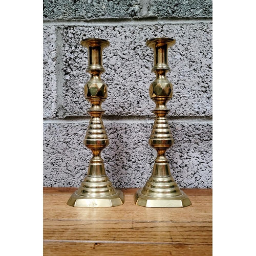54 - A GOOD QUALITY PAIR OF POLISHED BRASS BEEHIVE & DIAMOND CANDLESTICKS, with turned and shaped bodies,... 