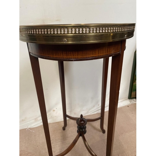 58 - AN OVAL SHAPED MAHOGANY CENTRE / SIDE / WINE TABLE, with raised pierced brass gallery edge to the to... 