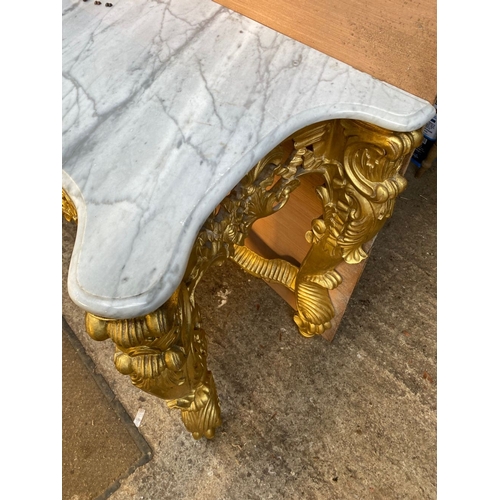 34 - A LARGE CARVED WOODEN GILT MAPLE TOPPED CONSOLE / HALL TABLE, the serpentine shaped maple top is hel... 