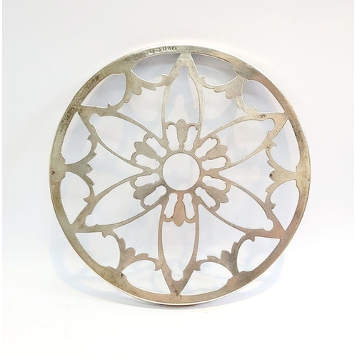 246 - A SILVER GLASS BOTTOMED TRIVET, with a set of four sterling rimmed glass bottomed coasters, the triv... 