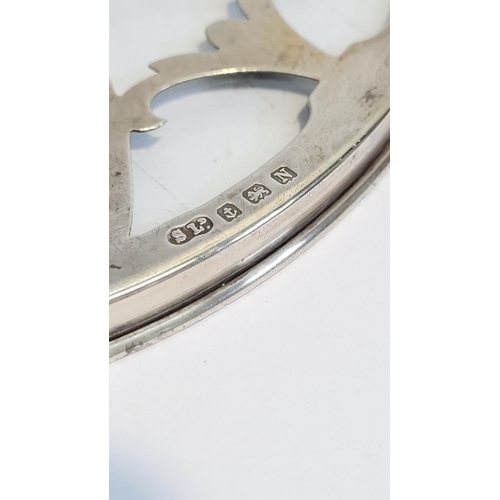246 - A SILVER GLASS BOTTOMED TRIVET, with a set of four sterling rimmed glass bottomed coasters, the triv... 