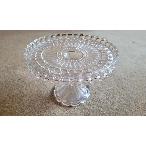 76 - A GOOD QUALITY VINTAGE GLASS CAKE STAND, with scalloped raised gallery edge to the top raised on a r... 