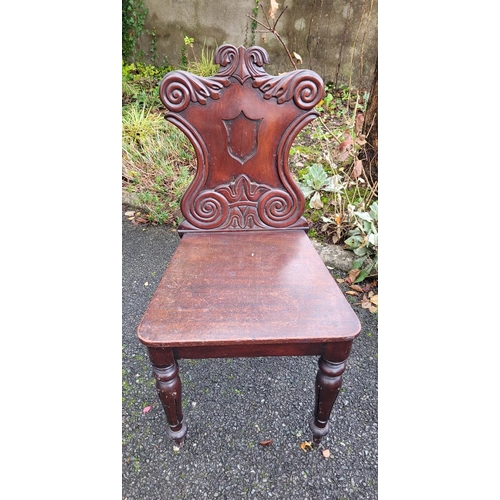 128 - A VERY FINE SINGLE LATE 19TH CENTURY MAHOGANY HALL CHAIR, with a carved shield shaped back that is c... 