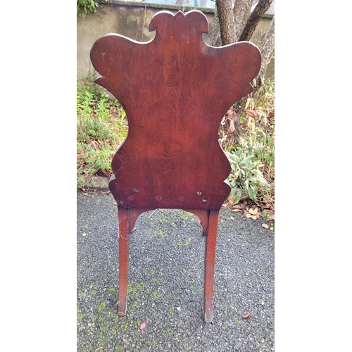 128 - A VERY FINE SINGLE LATE 19TH CENTURY MAHOGANY HALL CHAIR, with a carved shield shaped back that is c... 