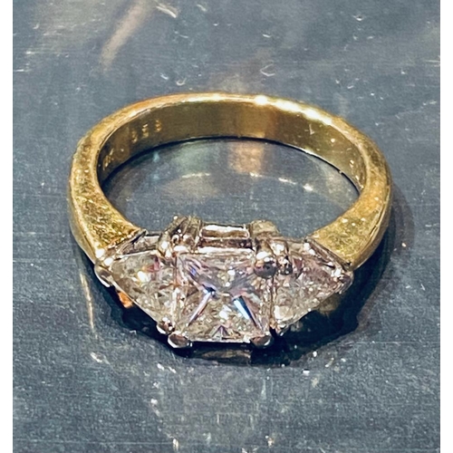 130 - A STUNNING HANDMADE 18CT YELLOW GOLD DIAMOND RING - WITH PRINCESS CUT SOLITAIRE TO THE CENTRE & TRIL... 