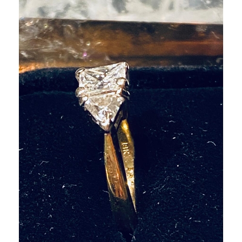 130 - A STUNNING HANDMADE 18CT YELLOW GOLD DIAMOND RING - WITH PRINCESS CUT SOLITAIRE TO THE CENTRE & TRIL... 