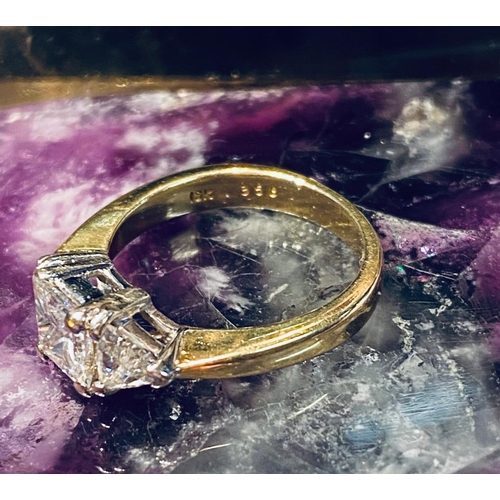 130 - A STUNNING HANDMADE 18CT YELLOW GOLD DIAMOND RING - WITH PRINCESS CUT SOLITAIRE TO THE CENTRE & TRIL... 