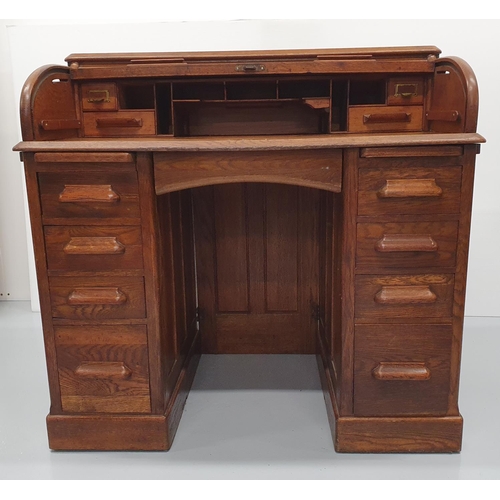 14 - A VERY GOOD QUALITY EARLY 20TH CENTURY OAK ROLL-TOP ‘TAMBOUR’ FRONT KNEE HOLE DESK, circa 1920’s, th... 