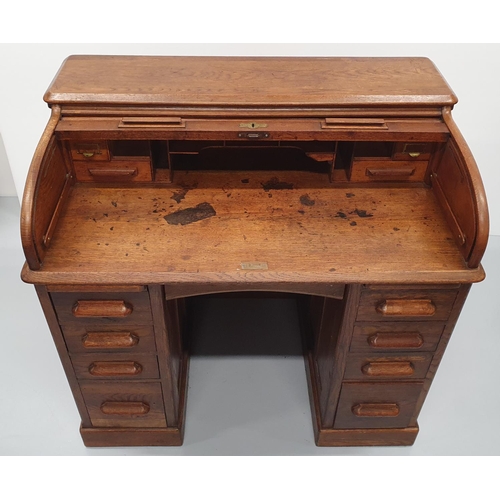 14 - A VERY GOOD QUALITY EARLY 20TH CENTURY OAK ROLL-TOP ‘TAMBOUR’ FRONT KNEE HOLE DESK, circa 1920’s, th... 