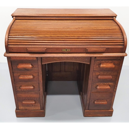 14 - A VERY GOOD QUALITY EARLY 20TH CENTURY OAK ROLL-TOP ‘TAMBOUR’ FRONT KNEE HOLE DESK, circa 1920’s, th... 