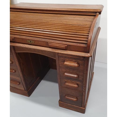 14 - A VERY GOOD QUALITY EARLY 20TH CENTURY OAK ROLL-TOP ‘TAMBOUR’ FRONT KNEE HOLE DESK, circa 1920’s, th... 