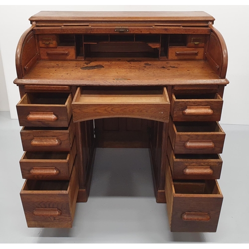 14 - A VERY GOOD QUALITY EARLY 20TH CENTURY OAK ROLL-TOP ‘TAMBOUR’ FRONT KNEE HOLE DESK, circa 1920’s, th... 