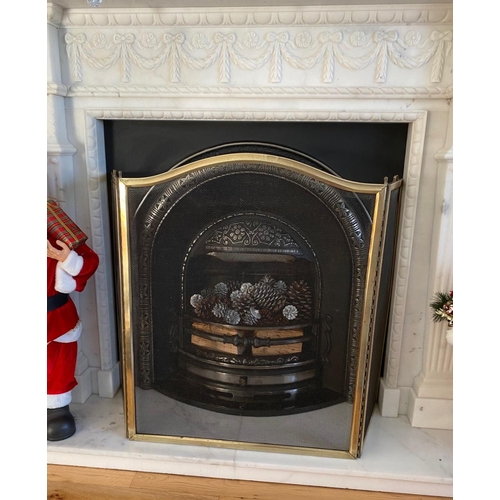 150 - A VERY GOOD QUALITY THREE PANEL BRASS FRAMED MESH FIRE SCREEN / GUARD, with lovely arched shaped to ... 