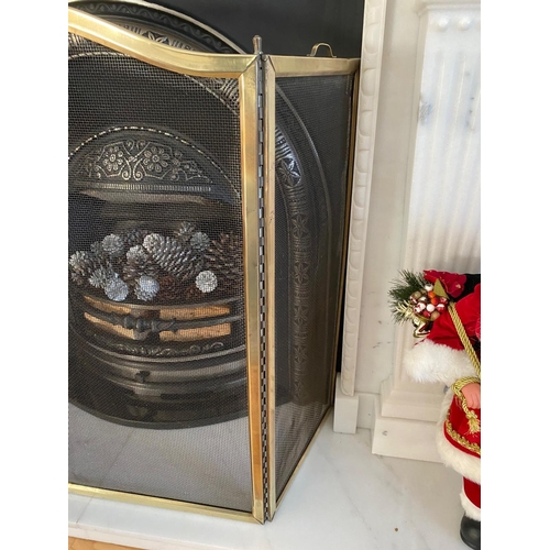 150 - A VERY GOOD QUALITY THREE PANEL BRASS FRAMED MESH FIRE SCREEN / GUARD, with lovely arched shaped to ... 