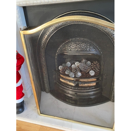 150 - A VERY GOOD QUALITY THREE PANEL BRASS FRAMED MESH FIRE SCREEN / GUARD, with lovely arched shaped to ... 