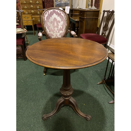 170 - AN ANTIQUE MAHOGANY CIRCULAR OCCASSIONAL TABLE, on turned column support atop tripod base with cabri... 