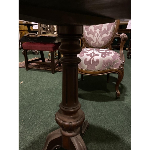 170 - AN ANTIQUE MAHOGANY CIRCULAR OCCASSIONAL TABLE, on turned column support atop tripod base with cabri... 