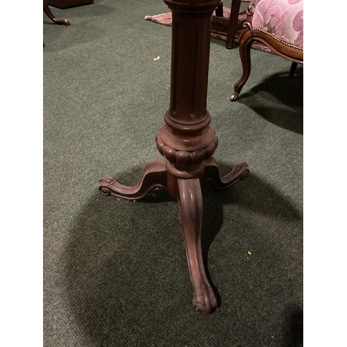 170 - AN ANTIQUE MAHOGANY CIRCULAR OCCASSIONAL TABLE, on turned column support atop tripod base with cabri... 