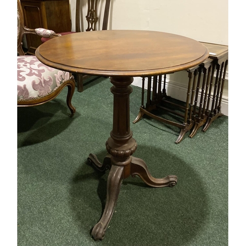 170 - AN ANTIQUE MAHOGANY CIRCULAR OCCASSIONAL TABLE, on turned column support atop tripod base with cabri... 