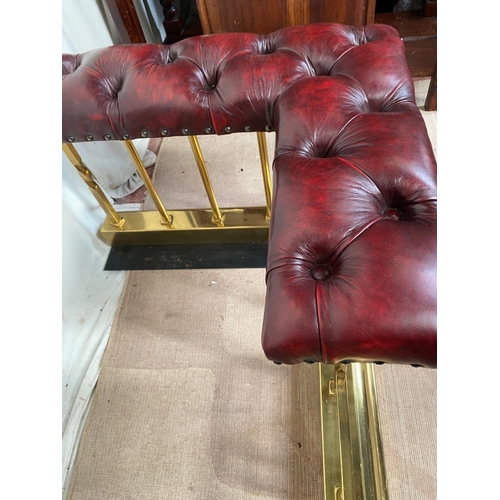 185 - A GOOD QUALITY POLSIHED BRASS CLUB FENDER, with padded button topped leather corner seats each with ... 