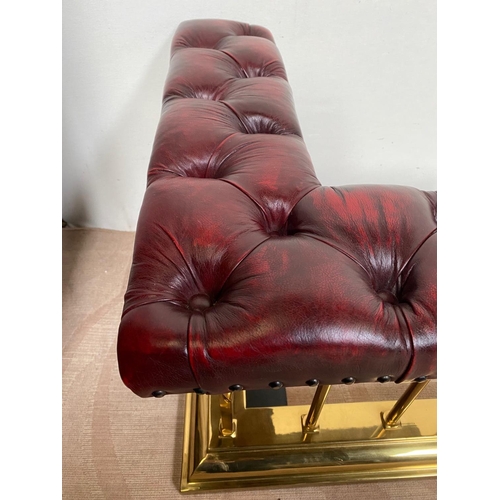 185 - A GOOD QUALITY POLSIHED BRASS CLUB FENDER, with padded button topped leather corner seats each with ... 