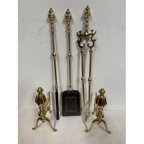 186 - A VERY GOOD QUALITY SET OF POLISHED BRASS FIRE IRONS, with fire dogs, includes shovel, poker & tongs... 