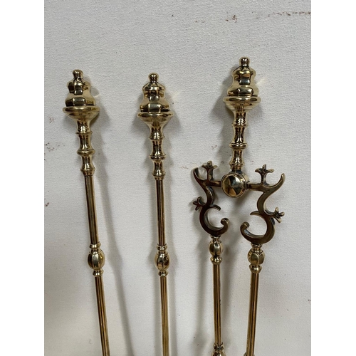 186 - A VERY GOOD QUALITY SET OF POLISHED BRASS FIRE IRONS, with fire dogs, includes shovel, poker & tongs... 