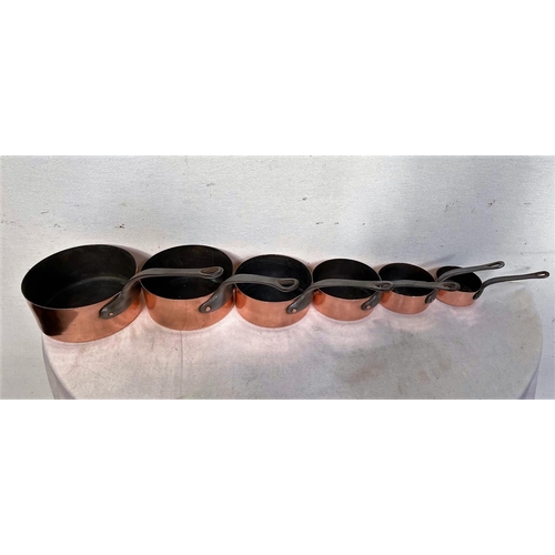 189 - A GOOD QUALITY SET OF SIX COPPER SAUCEPANS, each with a heavy cast iron handle with lopped tip to ai... 