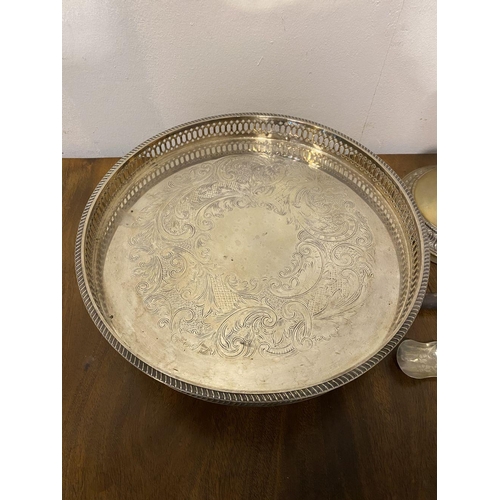 218 - A MIXED SILVER PLATED LOT to include (i) a silver plated pedestal bowl, with engraved design, galler... 