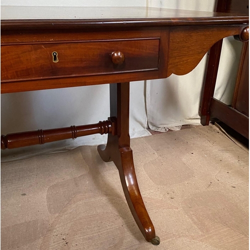 29 - A VERY GOOD QUALITY WILLIAM IV MAHOGANY LIBRARY / SOFA TABLE, with rounded corners to the surface, a... 