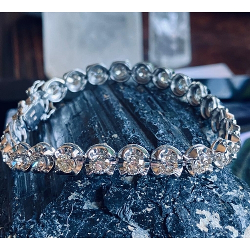 35 - A CLASSIC 18CT WHITE GOLD TENNIS BRACELET, claw set with 10.00cts of brilliant cut diamonds, colour:... 