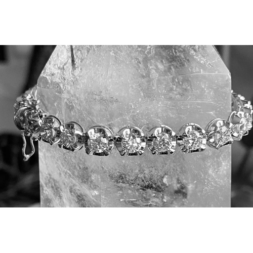 35 - A CLASSIC 18CT WHITE GOLD TENNIS BRACELET, claw set with 10.00cts of brilliant cut diamonds, colour:... 