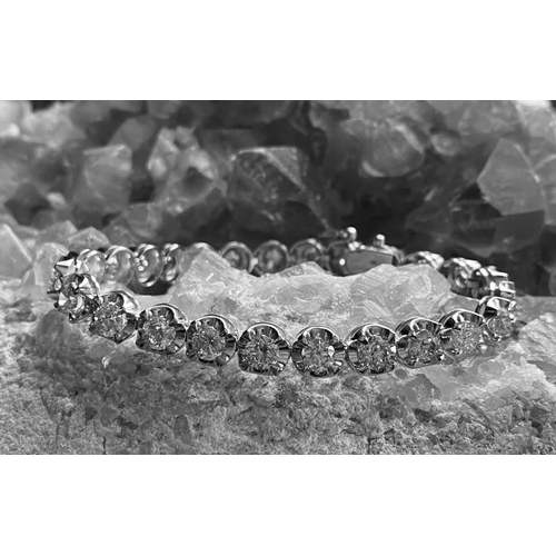 35 - A CLASSIC 18CT WHITE GOLD TENNIS BRACELET, claw set with 10.00cts of brilliant cut diamonds, colour:... 