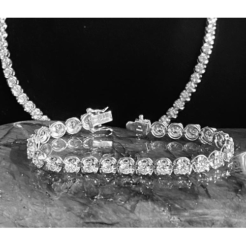 35 - A CLASSIC 18CT WHITE GOLD TENNIS BRACELET, claw set with 10.00cts of brilliant cut diamonds, colour:... 