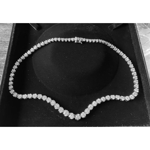 36 - A WONDERFUL 18CT WHITE GRADUATED DIAMOND NECKLACE, claw set with 15.62cts of graduated brilliant cut... 