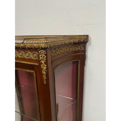 39 - A GOOD QUALITY GLAZED FRENCH LOUIS XV STYLE ‘VERNIS MARTIN’ VITRINE CURIO / DISPLAY CABINET, a tall ... 