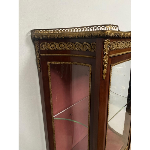 39 - A GOOD QUALITY GLAZED FRENCH LOUIS XV STYLE ‘VERNIS MARTIN’ VITRINE CURIO / DISPLAY CABINET, a tall ... 