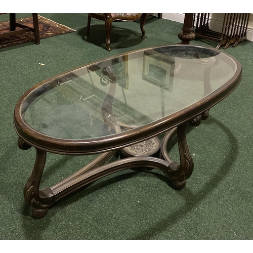 42 - AN EXCELLENT GLASS TOPPED OVAL TOPPED COFFEE TABLE, bevelled glass inset tabletop within mahogany fr... 