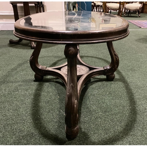 42 - AN EXCELLENT GLASS TOPPED OVAL TOPPED COFFEE TABLE, bevelled glass inset tabletop within mahogany fr... 