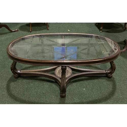 42 - AN EXCELLENT GLASS TOPPED OVAL TOPPED COFFEE TABLE, bevelled glass inset tabletop within mahogany fr... 