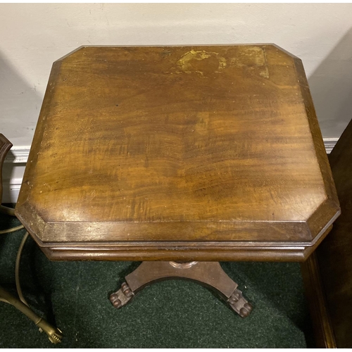 47 - AN ANTIQUE MAHOGANY SEWING/WORKS TABLE, the tiered top with canted corners opening to excellent fitt... 