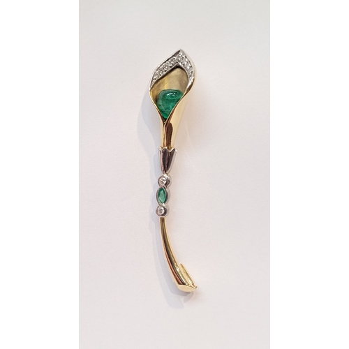 19 - A STUNNING 18CT YELLOW GOLD PLATINUM DIAMOND & EMERALD CALLA LILY BROOCH, in the form of a lily flow... 