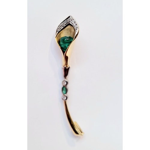 19 - A STUNNING 18CT YELLOW GOLD PLATINUM DIAMOND & EMERALD CALLA LILY BROOCH, in the form of a lily flow... 